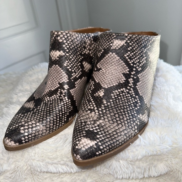 Women’s, snakeskin print, ankle booties, size 8, new, easy to walk in heels - Picture 2 of 9